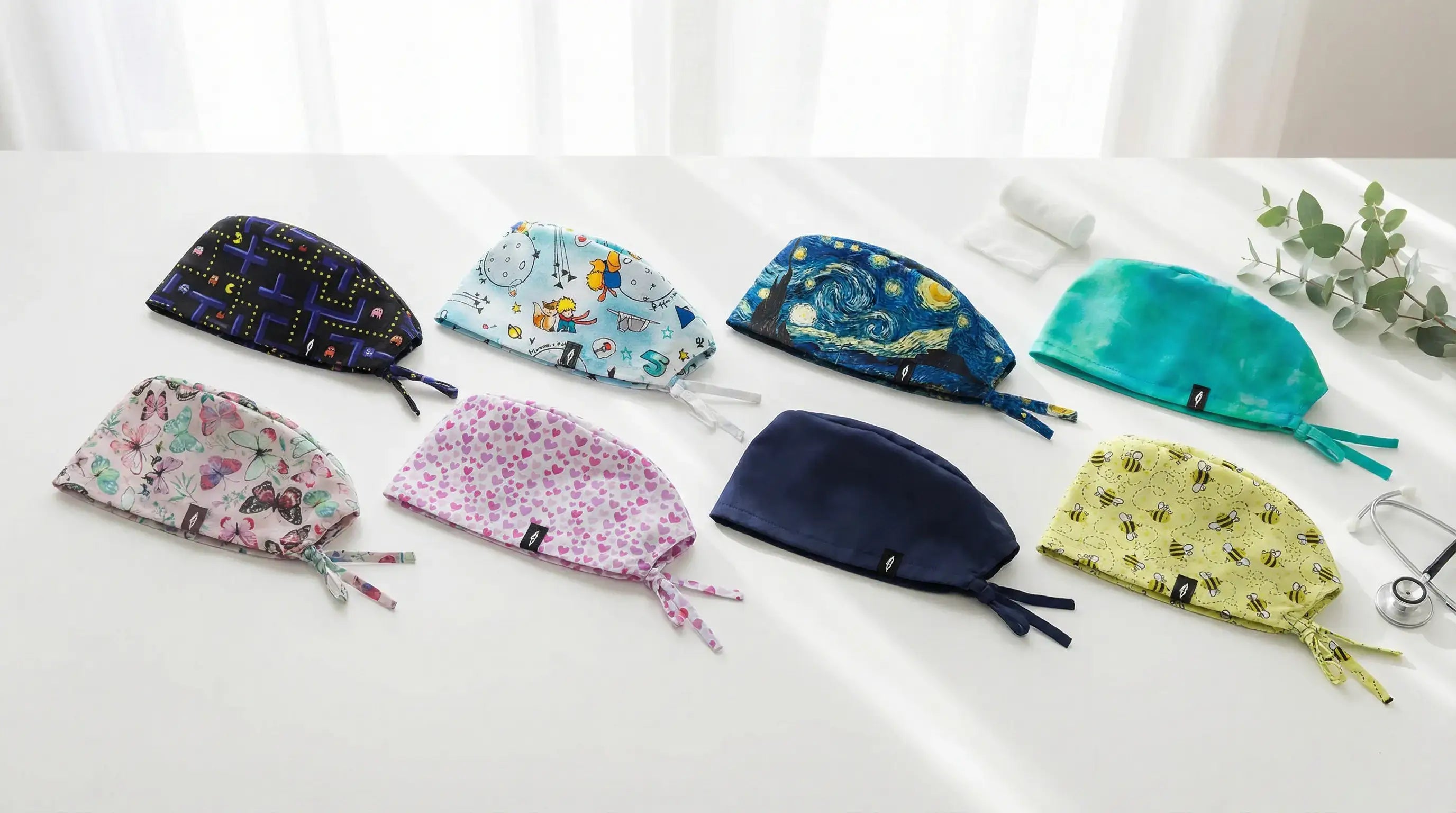 Gorros quirúrgicos coloridos limpios y bien cuidados mostrando resultado de lavado correcto, guía para lavar y mantener gorros de quirófano reutilizables