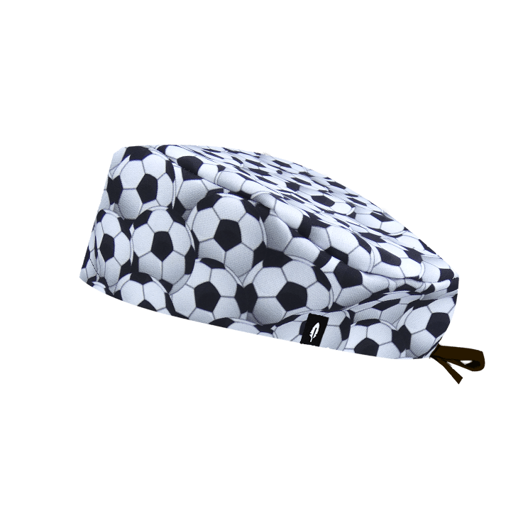 Gorro quirúrgico con diseño de balones de fútbol en blanco y negro, ideal para profesionales sanitarios con pelo corto.