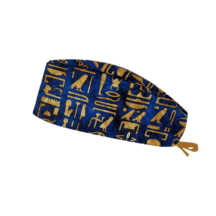 Gorro quirúrgico de pelo corto de la colección ARTE, con diseño de jeroglíficos dorados inspirado en el antiguo Egipto, fabricado en algodón por Robin Hat.