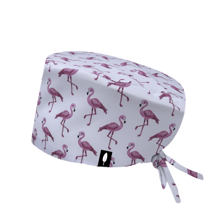 Gorro quirúrgico MINI FLAMINGOS con pequeños flamencos rosados sobre fondo blanco. Ideal para un look tropical y alegre en el trabajo.