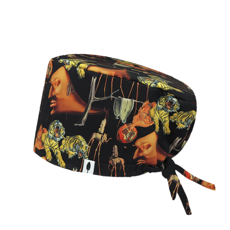 Gorro quirúrgico Dali con diseño surrealista inspirado en las obras de Salvador Dalí, con detalles en tonos vibrantes como dorado, verde y rojo sobre un fondo oscuro. Fabricado en poliéster transpirable, ideal para los amantes del arte y lo abstracto.