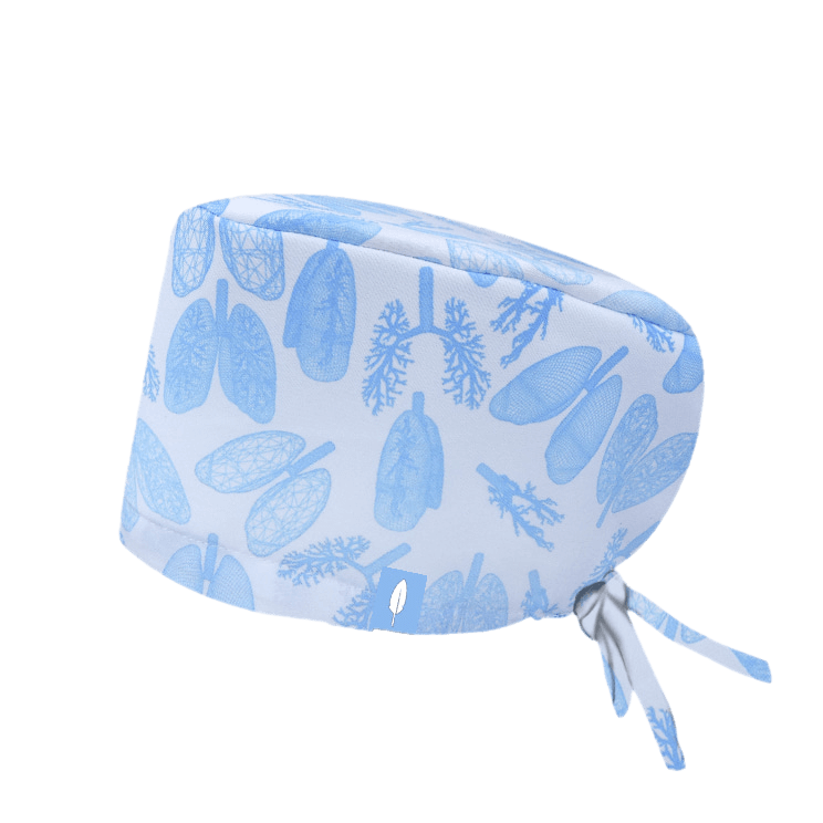 Gorro quirúrgico Sweet Lung con diseño de pulmones detallados en tonos azules sobre un fondo azul claro. Fabricado en poliéster transpirable, ideal para neumólogos que buscan comodidad y estilo en sus largas jornadas.