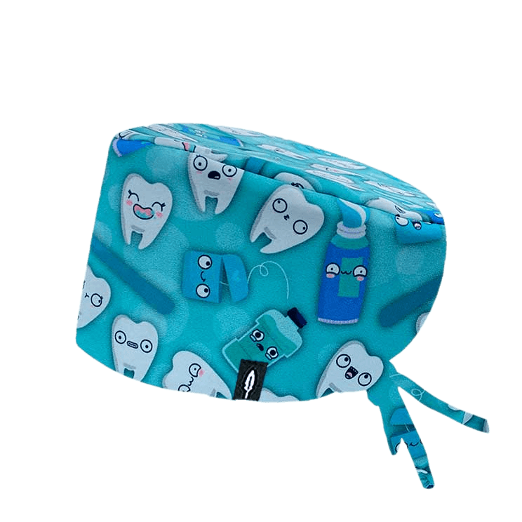 Gorro quirúrgico Kawaii Teeth con diseño de dientes y herramientas dentales en estilo kawaii, fabricado en poliéster transpirable, fondo azul.