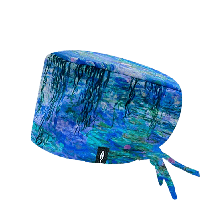 Gorro quirúrgico Water Lillies con diseño inspirado en el arte impresionista, con tonos azules, verdes y púrpuras que representan nenúfares y paisajes acuáticos. Fabricado en poliéster transpirable, ideal para amantes del arte y la serenidad.