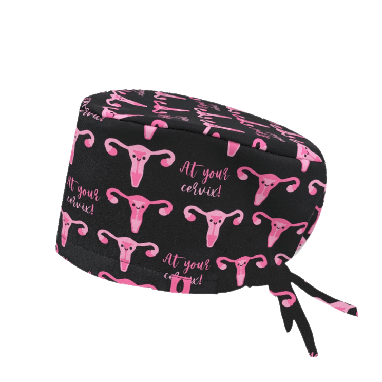 Gorro quirúrgico Cervix con diseño de úteros en tonos rosa y el mensaje 'At your cervix!', fabricado en poliéster transpirable.