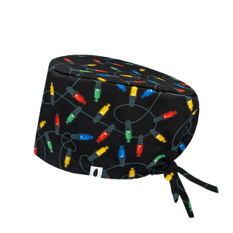 Gorro quirúrgico de poliéster con diseño de luces navideñas sobre fondo negro.