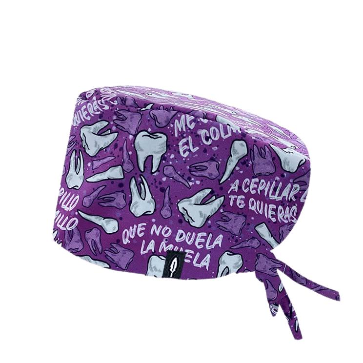 Gorro quirúrgico Colmillo con diseño de dientes y frases en fondo morado, fabricado en poliéster transpirable con barrera protectora contra bacterias.