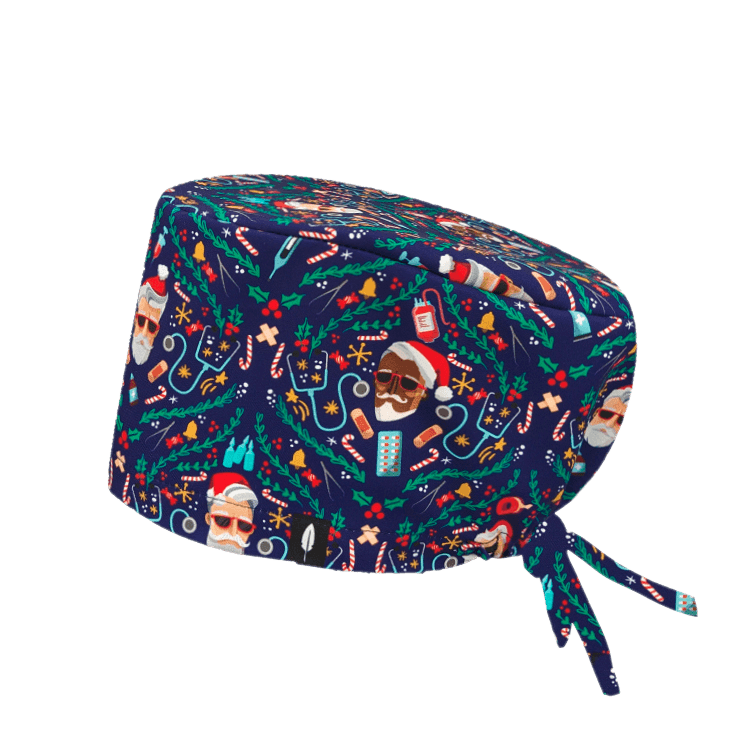 Gorro quirúrgico Hipster Santa con un diseño moderno de Papá Noel, en tonos azul oscuro, rojo y verde. Incluye detalles festivos y navideños, ideal para la temporada. Fabricado en poliéster transpirable y ligero.