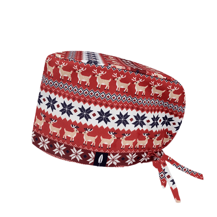 Gorro quirúrgico Rudolf con diseño clásico navideño de renos y copos de nieve en tonos rojo, blanco y azul oscuro. Fabricado en poliéster transpirable, perfecto para las fiestas navideñas.