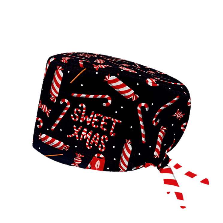 Gorro quirúrgico Sweet Xmas con diseño de Navidad lleno de bastones de caramelo y dulces en tonos rojo, blanco y negro. Fabricado en poliéster transpirable, ideal para las fiestas navideñas.