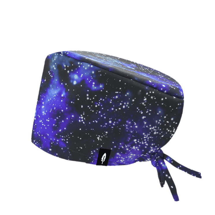 Gorro quirúrgico AGATHE de Robin Hat, diseño inspirado en el espacio con estrellas y galaxias.