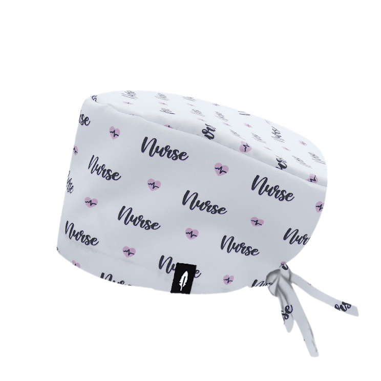 Gorro quirúrgico NURSE con diseño de corazones y la palabra 'Nurse', ideal para profesionales de la salud.