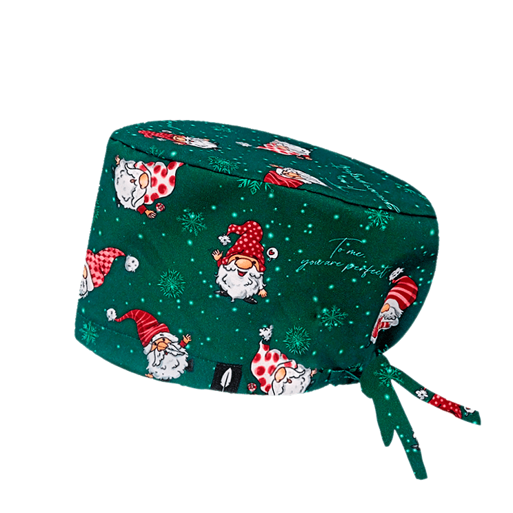 Gorro quirúrgico de poliéster con diseño navideño de gnomos en fondo verde y frase inspiradora 