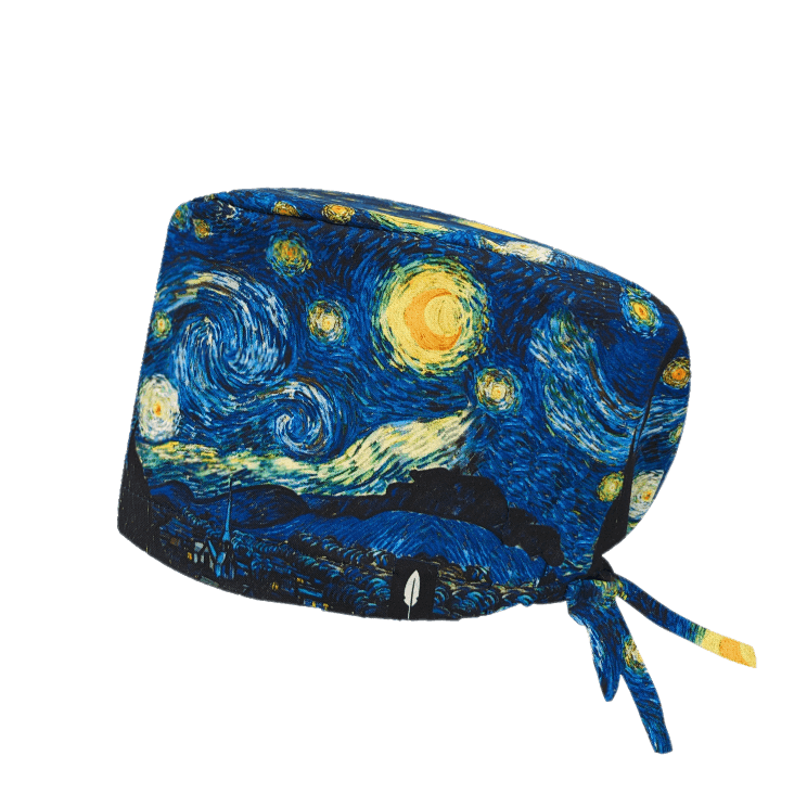 Gorro quirúrgico Noche Estrellada con diseño inspirado en la obra de Van Gogh, con colores vibrantes en tonos azules, amarillos y ondulaciones que representan el cielo nocturno. Fabricado en poliéster transpirable, ideal para amantes del arte y la elegancia.