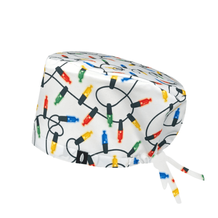 Gorro quirúrgico de poliéster con diseño de luces navideñas sobre fondo blanco.