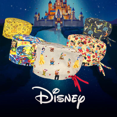 Gorros quirúrgicos Disney para médicos y enfermeros, con estampados de princesas y personajes icónicos, ambientados frente al castillo mágico. Perfectos para añadir un toque de fantasía al entorno hospitalario.