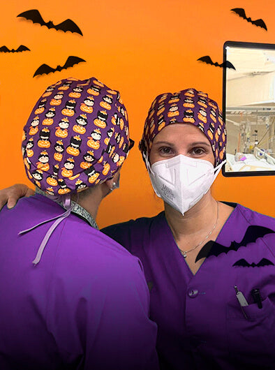 Banner de la colección Halloween de Robin Hat, con personal sanitario utilizando gorros quirúrgicos de temática de Halloween, con colores vibrantes y diseños festivos.