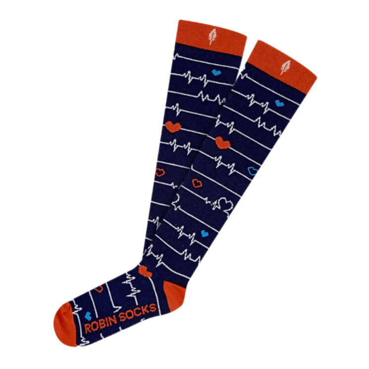 Calcetín de compresión con diseño de electrocardiogramas y corazones en colores azul y rojo