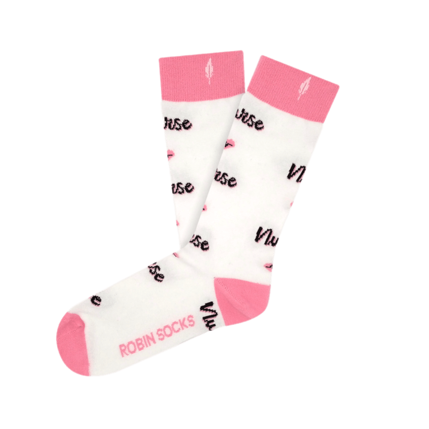 Calcetín de media caña NURSE con estampado profesional de enfermería, ideal para añadir un toque de cariño a tu vestimenta.