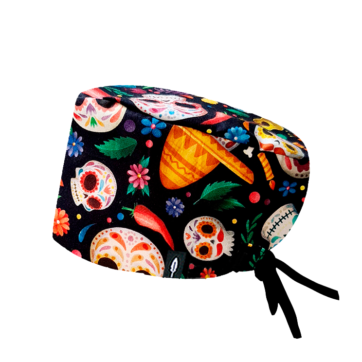 Gorro de quirófano CATRINAS con coloridas catrinas, lo que aporta un toque artístico y original a tu uniforme sanitario
