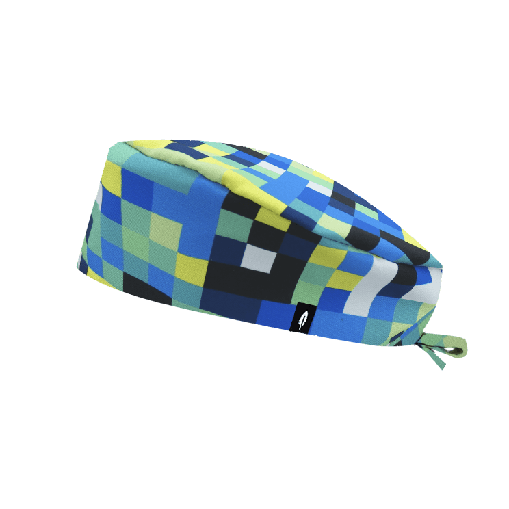 Gorro quirúrgico unisex PÍXEL de Robin Hat, inspirado en el pixel art de videojuegos retro. Diseño en azul, verde y blanco. ¡Adquiere el tuyo y lleva el gaming al quirófano!