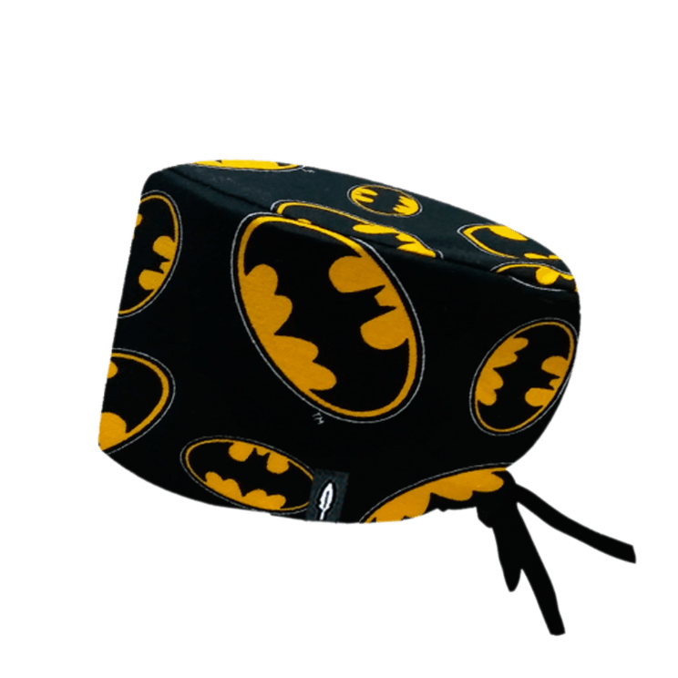 Gorro de quirófano de pelo largo Batman de Robin Hat, con el icónico emblema del Caballero Oscuro en colores negro y amarillo, hecho de algodón.