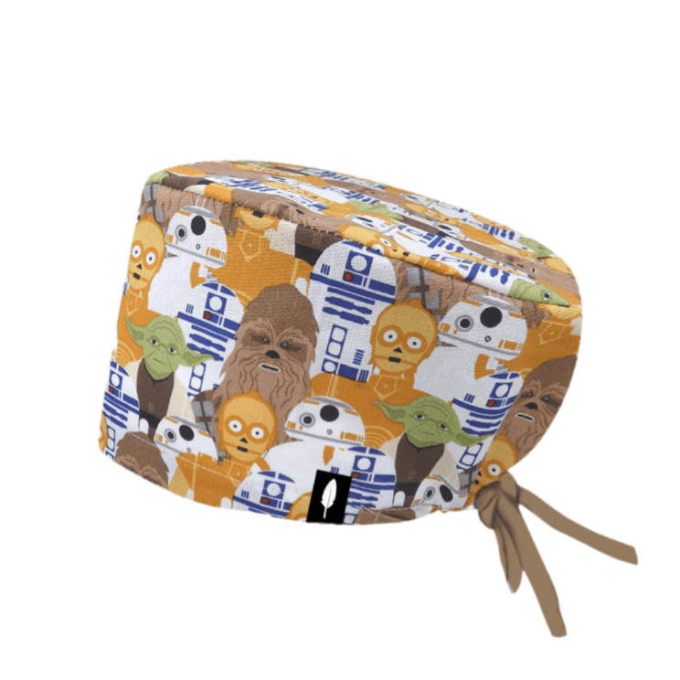 Gorro de quirófano de pelo largo Chewbacca de Robin Hat, con personajes como Chewbacca, R2-D2 y Yoda en un diseño colorido, hecho de algodón.