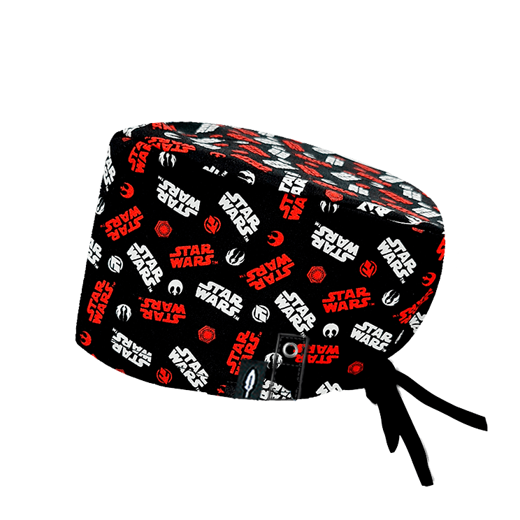 Gorro de quirófano STAR WARS LOGO de Robin Hat, con un diseño de logos de Star Wars en negro, rojo y blanco. Fabricado en algodón con sistema Click & Mask.