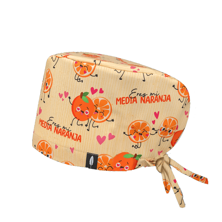 Gorro quirúrgico de pelo largo MEDIA NARANJA de Robin Hat, confeccionado en poliéster técnico, con dibujos de medias naranjas enamoradas sobre fondo naranja clarito, ideal para celebrar San Valentín con estilo.