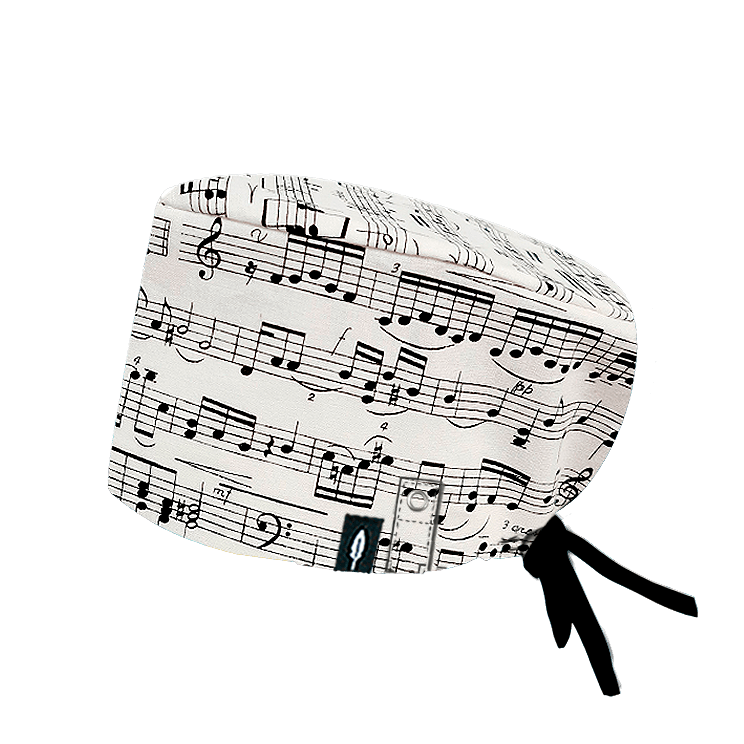 Gorro de quirófano BEETHOVEN de Robin Hat, con diseño de partituras musicales en blanco y negro. Fabricado en algodón con sistema Click & Mask.