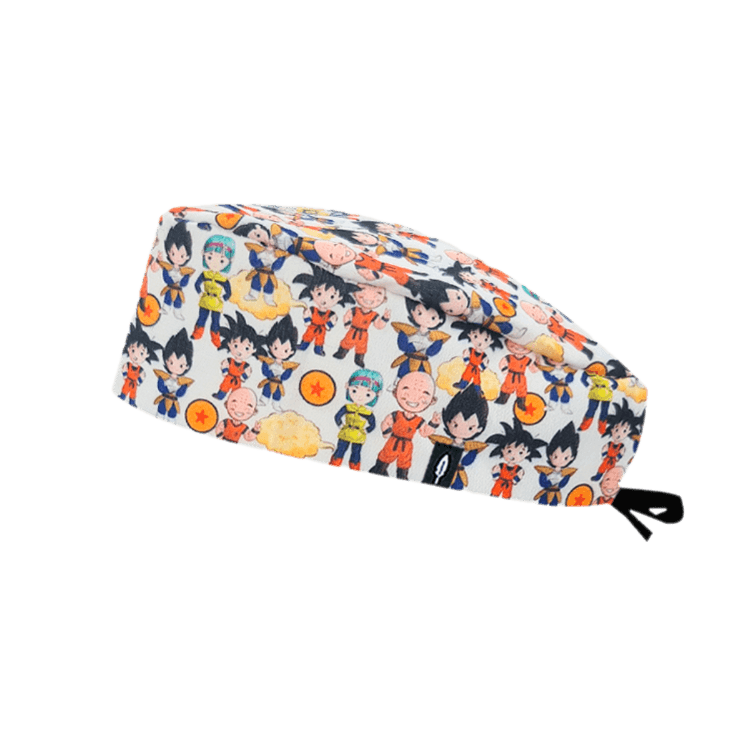 Gorro quirúrgico GOKU con diseño de personajes de Dragon Ball en tonos naranjas y multicolores, ideal para los fans de la serie animada.