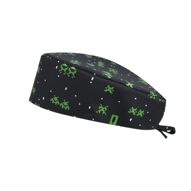 Gorro de quirófano SPACE ROBIN de Robin Hat con un diseño retro de videojuegos pixelados en tonos negros y verdes.