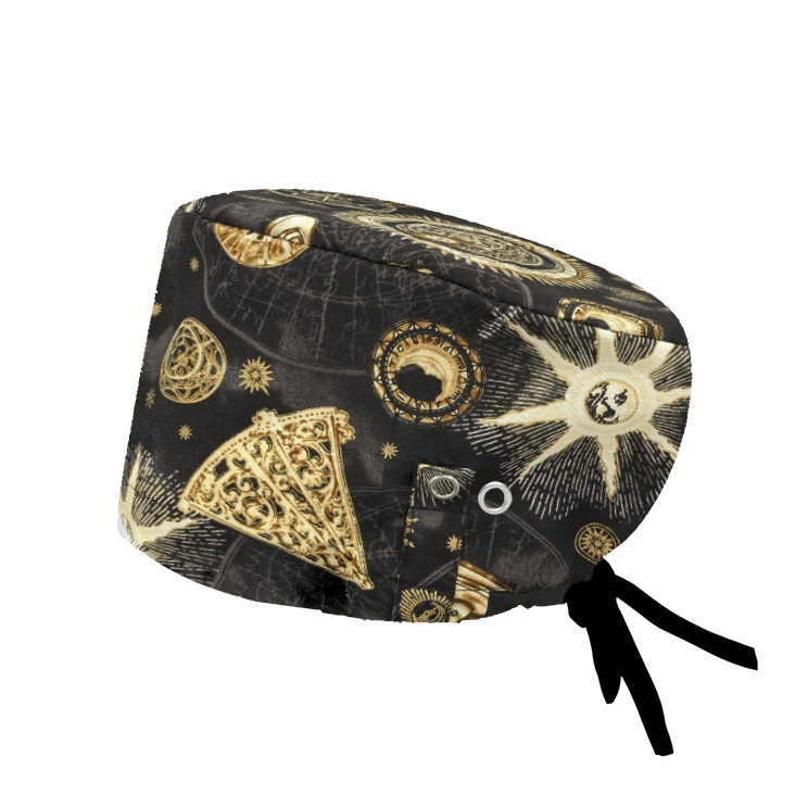 Gorro de quirófano COPERNICO de Robin Hat, con un diseño inspirado en la astronomía, con soles y gráficos cósmicos en tonos dorados sobre fondo negro. Fabricado en algodón con sistema Click & Mask.