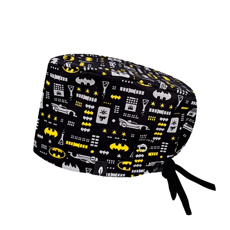 Gorro de quirófano BATMAN MACHINE de Robin Hat, con diseño de símbolos icónicos de Batman como el Batmóvil y el Batseñal. Fabricado en algodón con sistema Click & Mask.