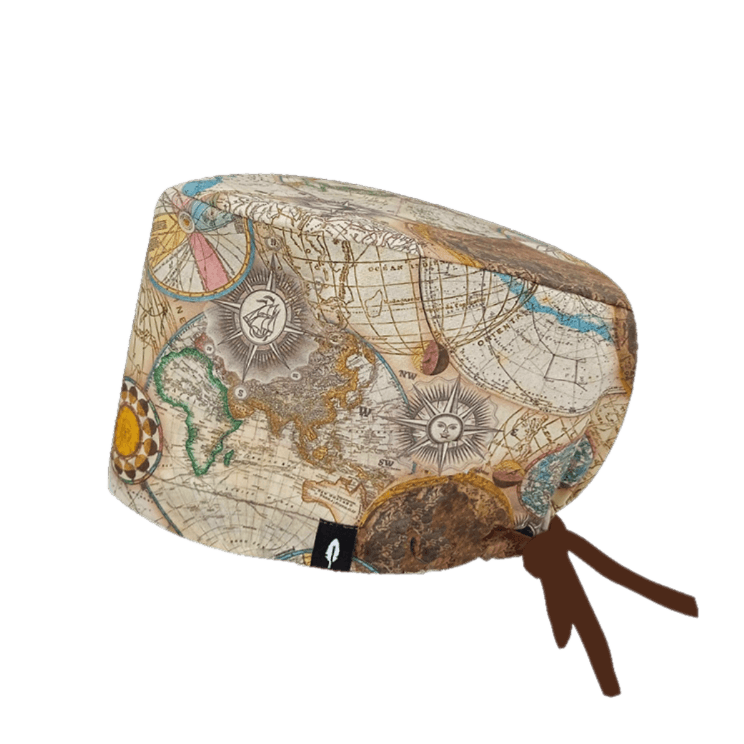 Gorro de quirófano de pelo largo Magallanes de Robin Hat, con un diseño inspirado en antiguos mapas de navegación y exploración, hecho de algodón.