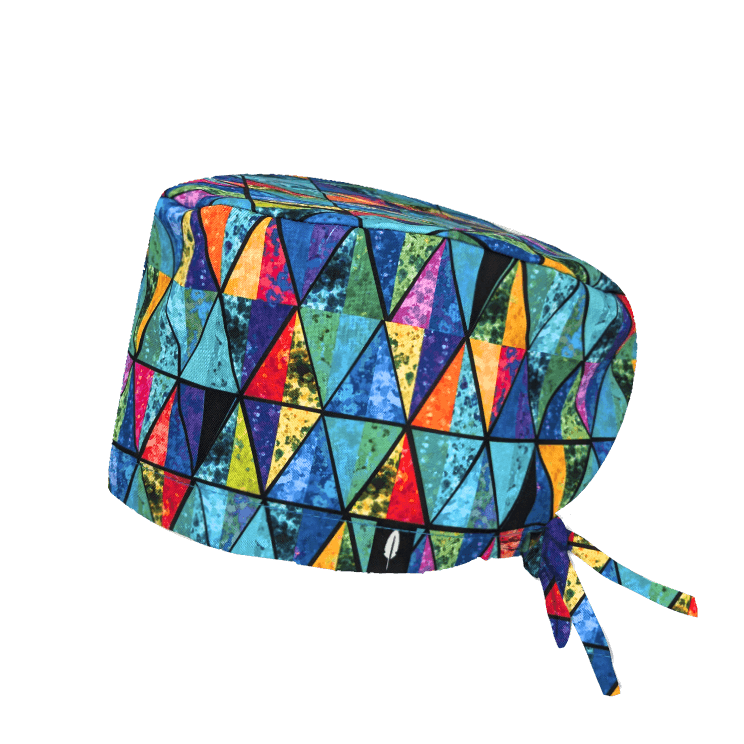 Gorro quirúrgico KANDINSKY de Robin Hat con triángulos geométricos y multicolores. Estilo único y funcionalidad perfecta para profesionales.