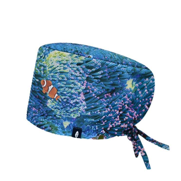 Gorro de quirófano de pelo largo Nemo de Robin Hat, con diseño submarino de corales y pez payaso en tonos vibrantes, hecho de algodón.