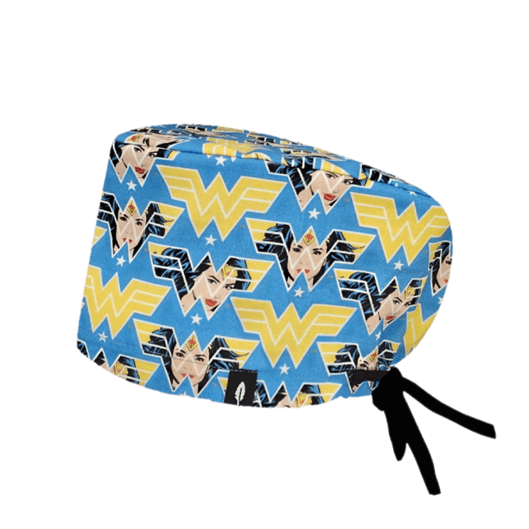 Gorro quirúrgico de pelo largo Wonder Woman de Robin Hat, con diseño de la superheroína y logo en colores azules y amarillos, hecho de algodón.