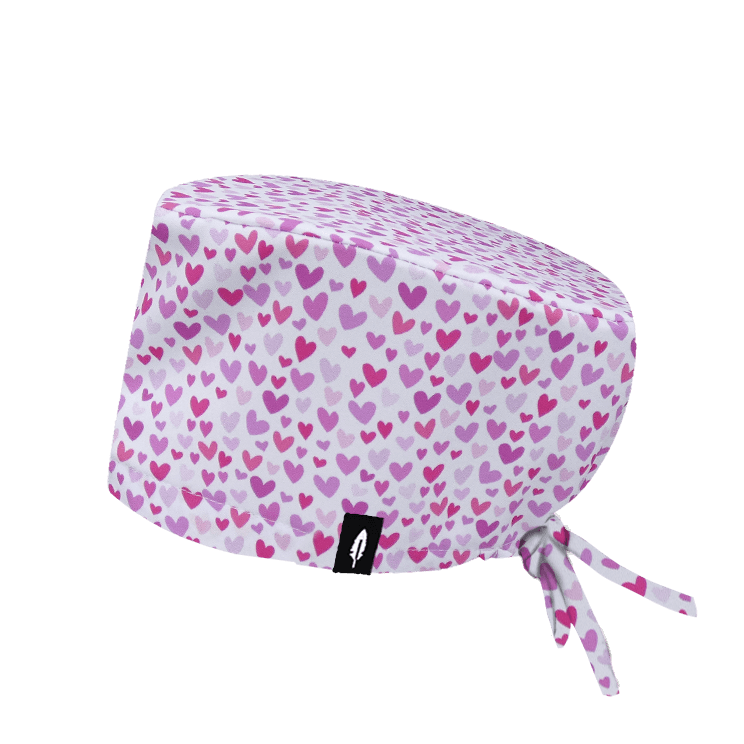 Gorro quirúrgico CUORE de Robin Hat. Con un romántico estampado de corazones, ideal para pelo largo, cómodo y transpirable.