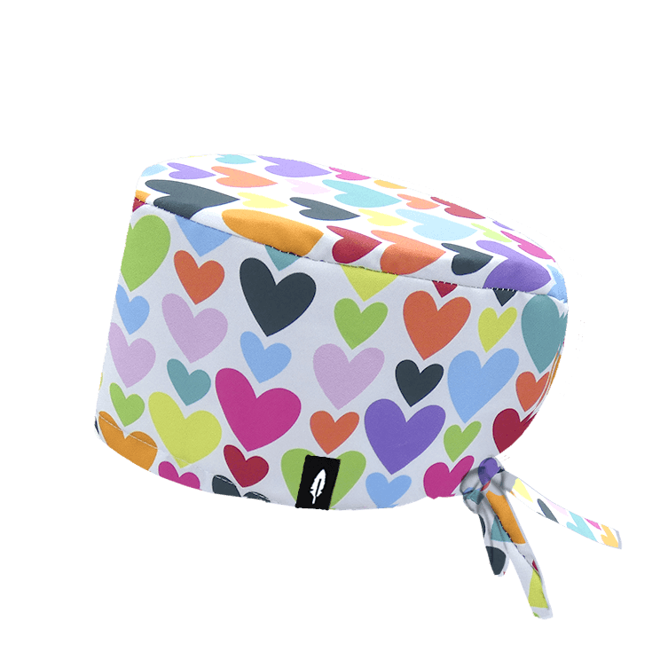 Destaca con el gorro quirúrgico "Love" de Robin Hat. Con un romántico estampado de corazones, ideal para pelo largo, cómodo y transpirable.