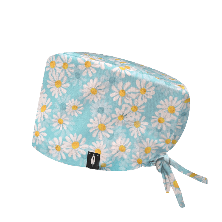 Gorro de quirófano MARGARITAS de Robin Hat con un diseño elegante inspirado en las flores margaritas sobre fondo azul celeste. 