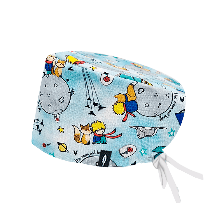 Gorro quirúrgico EL PRINCIPITO de Robin Hat con estampados del Principito y sus aventuras. Diseño nostálgico y gran comodidad.