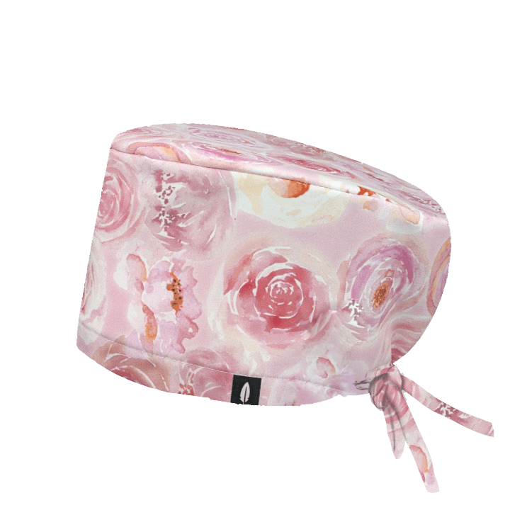 Gorro quirúrgico GEORGINA de Robin Hat, con estampado de flores en tonos pastel. Elegancia natural y comodidad para largas jornadas. 