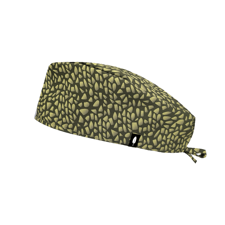 Gorro quirúrgico Hunt inspirado en Anatomía de Grey con estampado de formas irregulares color mostaza sobre fondo verde botella.