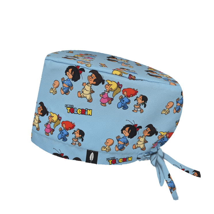 Gorro quirúrgico FAMILIA TELERÍN de Robin Hat con personajes nostálgicos y fondo azul. Lleva alegría a tus jornadas médicas