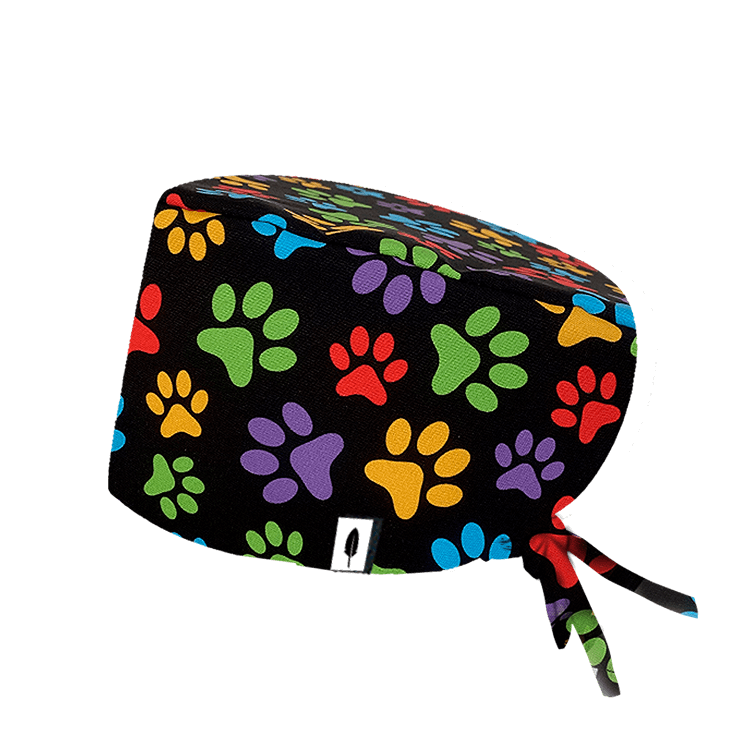 Gorro quirúrgico MASCOTAS de Robin Hat con pisadas de perro de colores sobre fondo negro. Perfecto para veterinarios y amantes de los animales. 