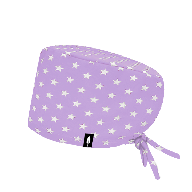 Gorro quirúrgico ESTRELLAS de Robin Hat, con diseño de estrellas blancas sobre fondo azul marino. Comodidad y estilo inspirados en el espacio
