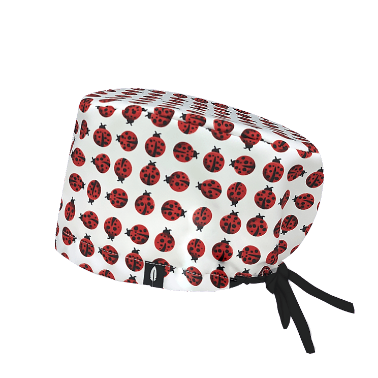 Gorro quirúrgico LADYBUG de Robin Hat con pequeñas mariquitas sobre fondo blanco. Un diseño fresco y primaveral con la máxima comodidad.