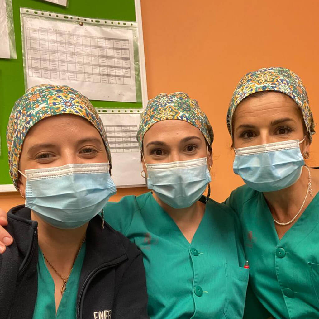 Tres enfermeras en hospital con gorro quirúrgico ALHAMBRA Robin Hat, diseño exclusivo geométrico multicolor inspirado en la Alhambra, fabricado en España