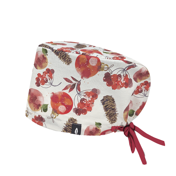 Celebra la Navidad con este precioso gorro de quirófano WINTER FRUITS decorado con frutos en tonos rojizos y bolas navideñas.

Su sencillez es la clave de su elegancia.

Hecho con algodón de alta calidad que te ofrece el máximo confort y elegancia en tu entorno sanitario.